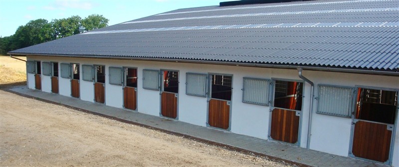 De udvendige 2-delte stalddøre bidrager til god ventilation og bedre lysindfald i hestestalden.