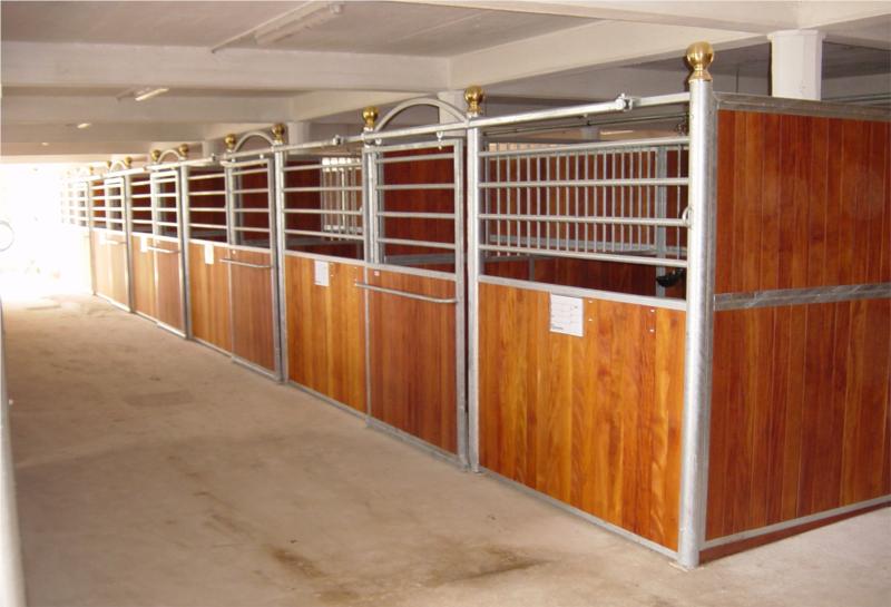 Hesteboksene er produceret på præcise mål, alle eksisterende betonsøjler er bevaret.