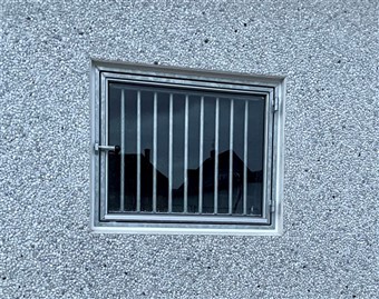 Staldvindue højre hængslet med gitter, kan åbnes både i kip for god ventilation og åbnes helt. Leveres med eller uden gitter.