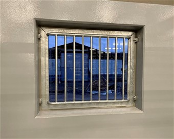 Staldvindue højre hængslet med gitter kan åbnes både i kip for god ventilation og åbnes helt. Leveres med eller uden gitter.